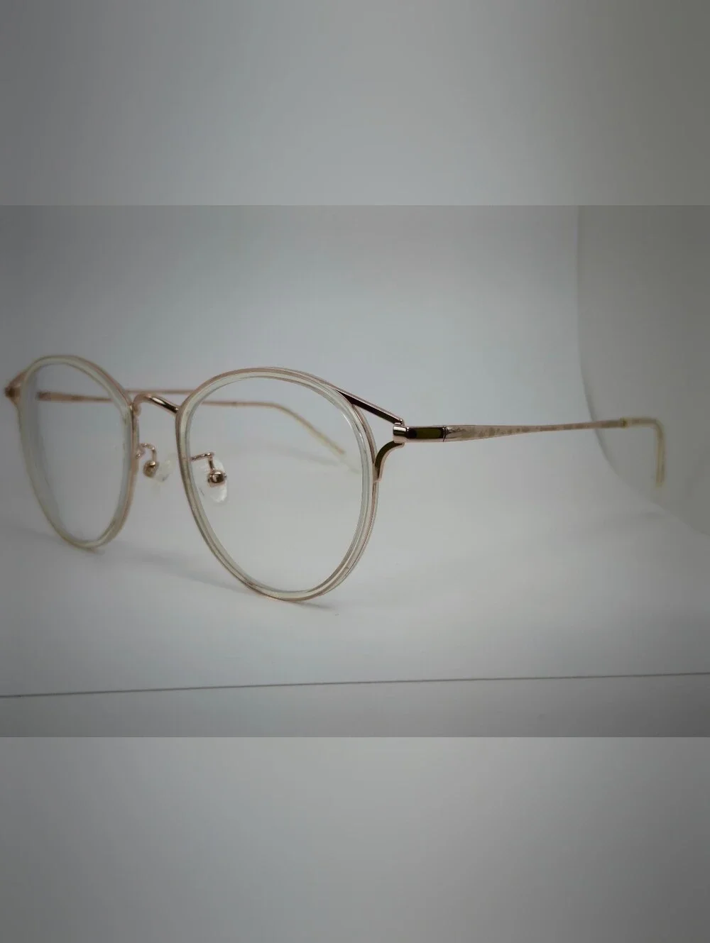 Dazzle. Round Metal Frame Glasses in Gold Tone.